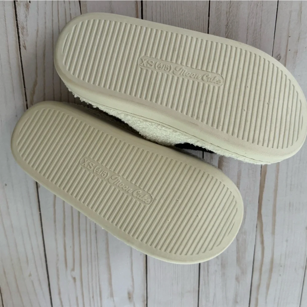 Smiley face slippers NWOT